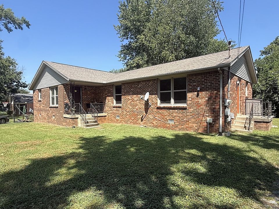 1st image of 202 Maple Dr
