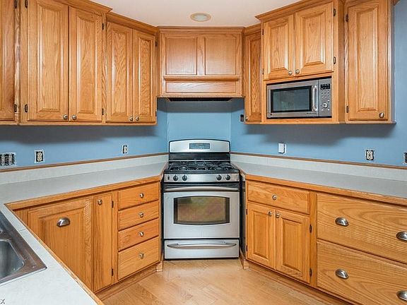 4th image of 24972 Hall Dr