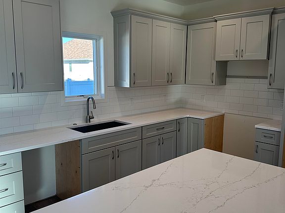 3rd image of 810 Mockingbird Dr.