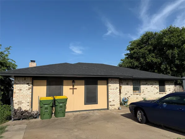 2401 Woodhaven Dr, Granbury, TX 76048