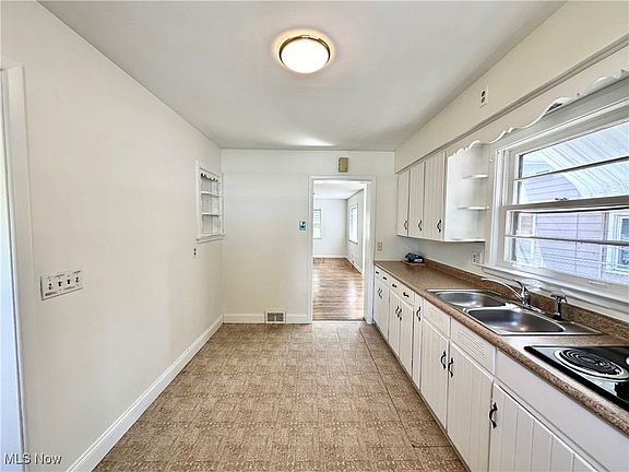 3rd image of 870 Oak Knoll Ave SE