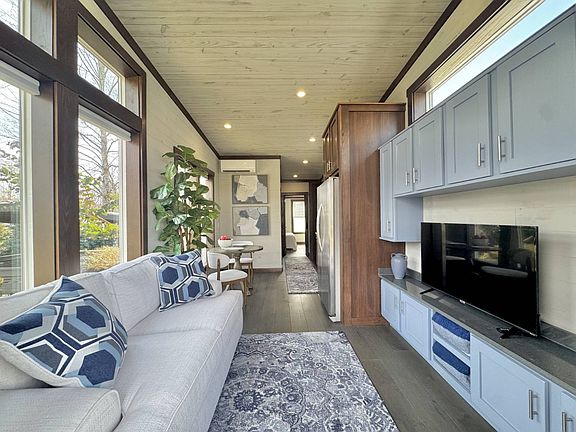 8th image of 181 Drifting Brook Ln