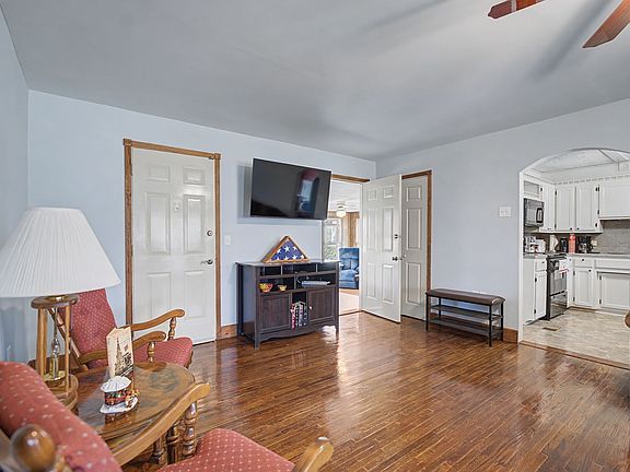 3rd image of 806 Dahlia Dr