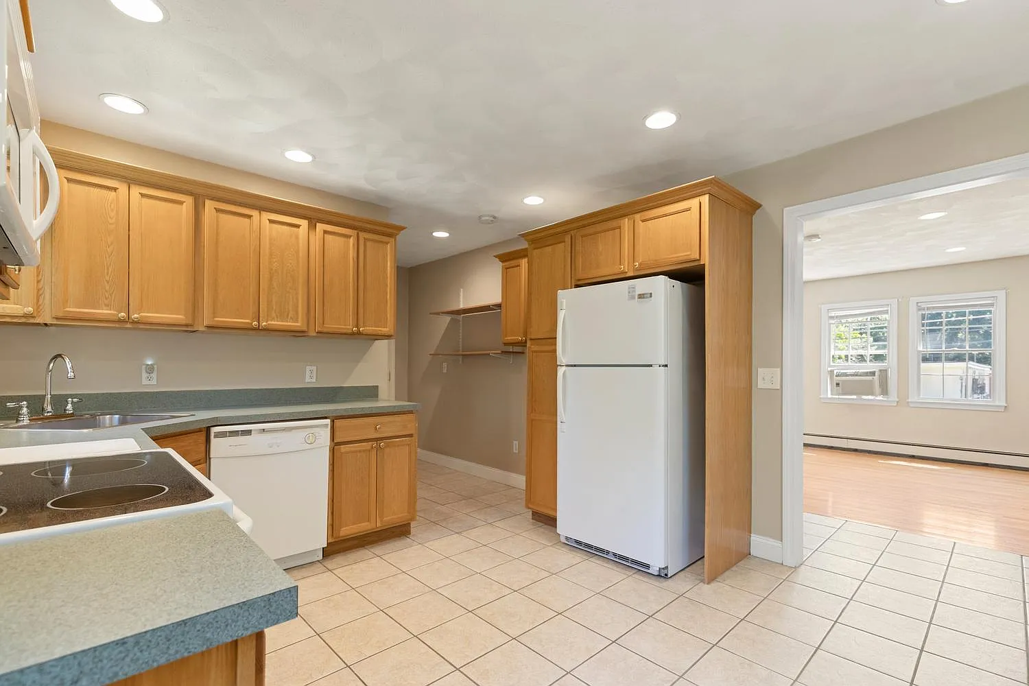 1 bed, 900 sqft, $2,300 — Photo 3