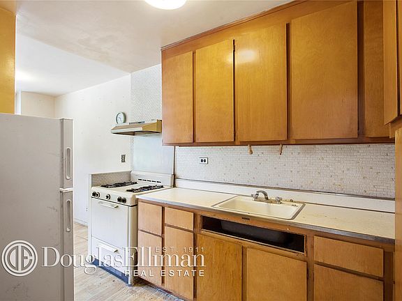 5th image of 2915 W 5th St APT 4A