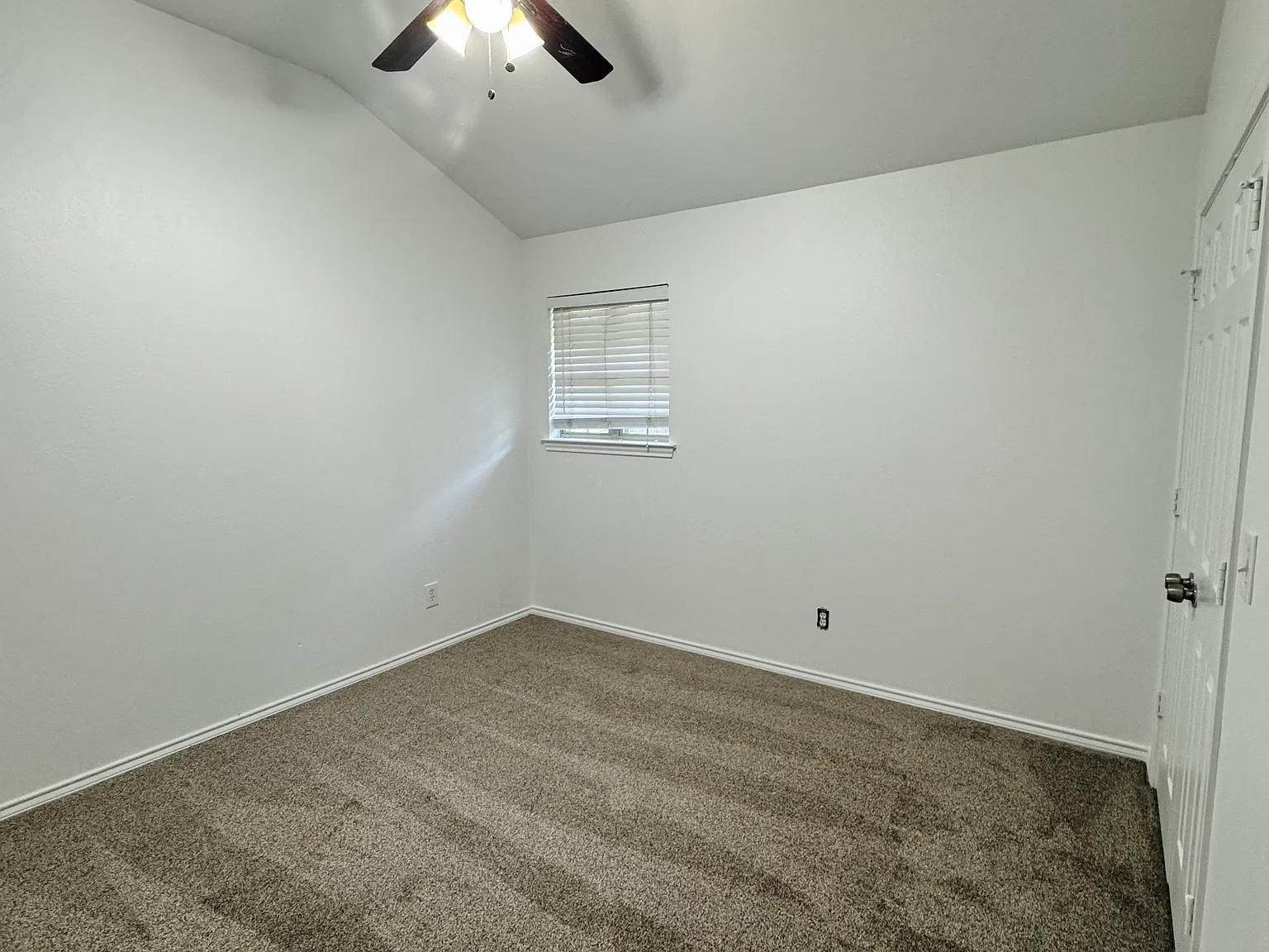 3 bed, 1200 sqft, $1,300 — Photo 4
