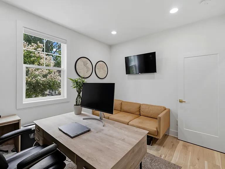 211B Queen Ave — Photo 17