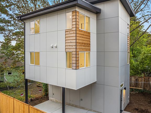 3rd image of 5005 9th Ave NE