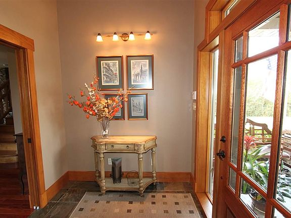 Bright and light Foyer with side lights