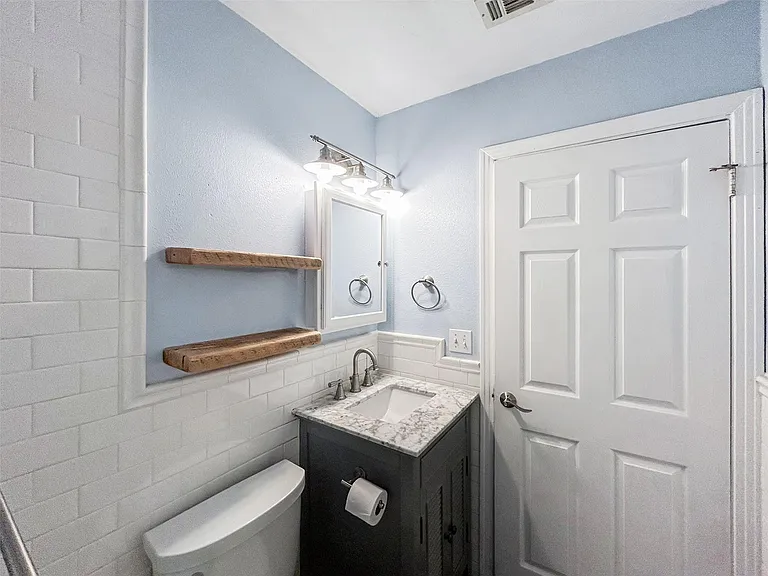 805 Herndon Ln — Photo 11