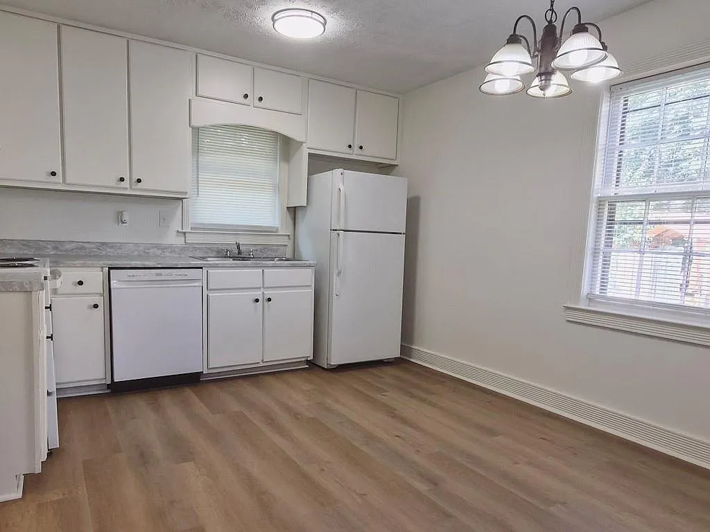 3 bed, 1.5 bath, 4256 sqft, $1,800 — Photo 3