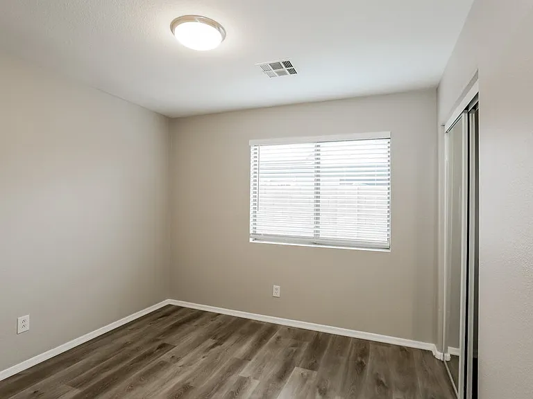 1079 E Yuma Ave — Photo 13