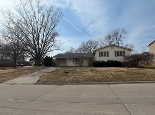 2102 Fairmeadows Dr, Bettendorf, IA 52722