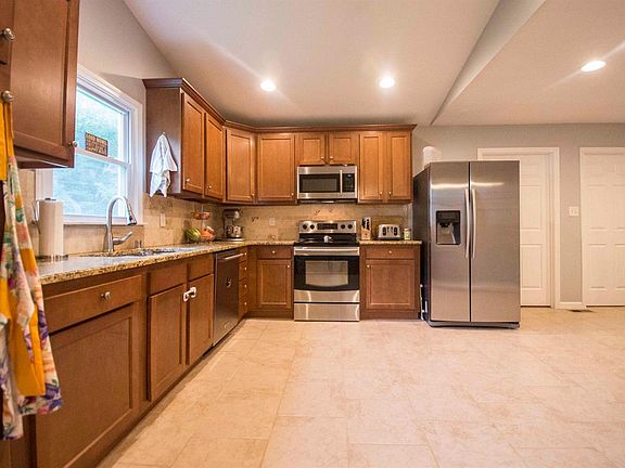 3rd image of 200 Maplewood Ct
