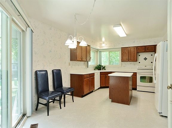 Kitchen prior to renovation 