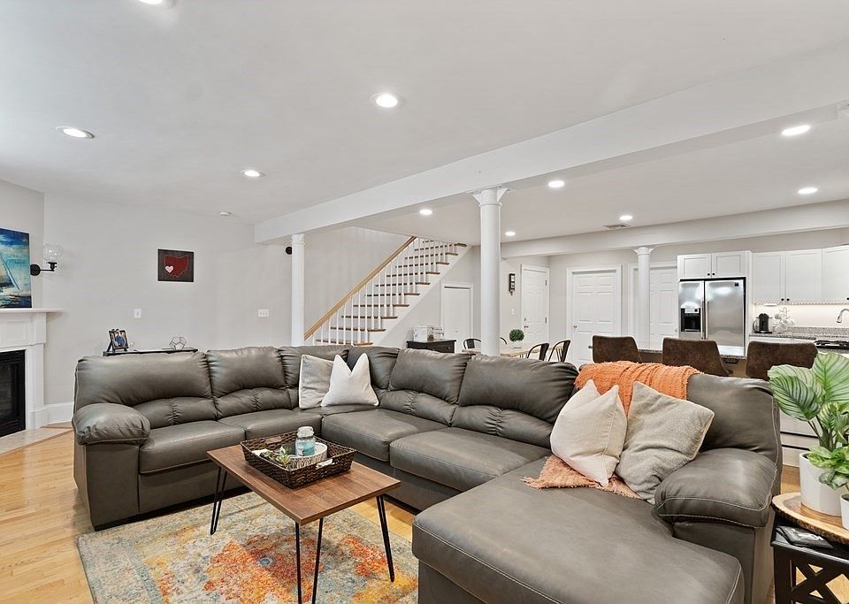 1st image of 467 E 8th St APT 1A