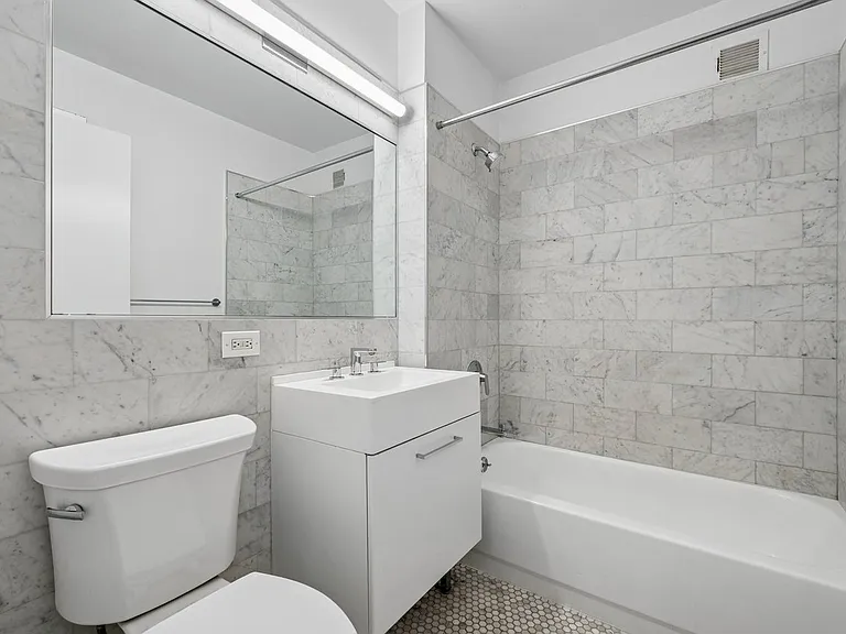 75 W End Ave #R12F — Photo 10