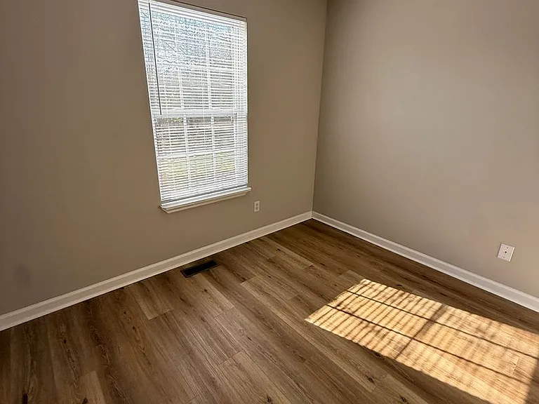 1043 Hogan Rd — Photo 17