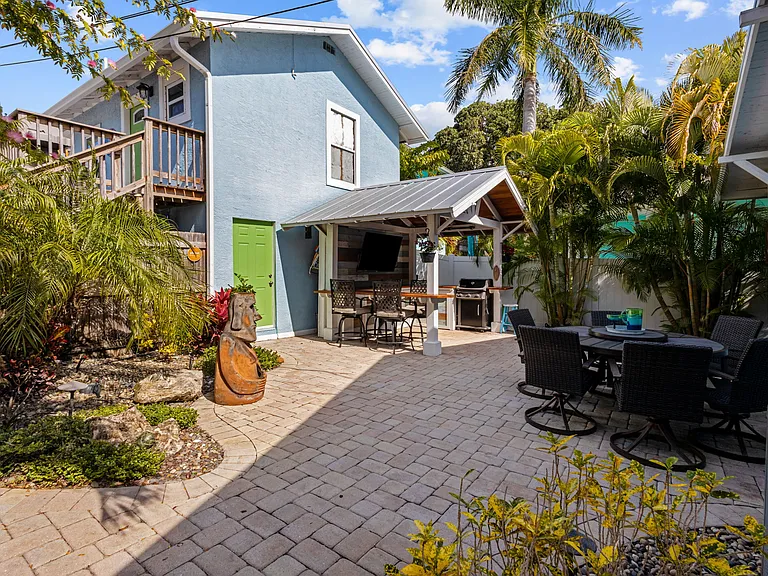 This photo is to give perspective on the property. The 2nd story back house is NOT included in this listing. It is a separate rental property with its own private parking & entrance from the alley.