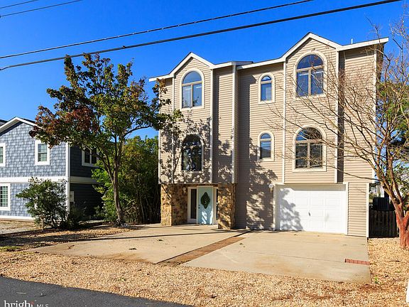 2nd image of 211 Bayshore Dr