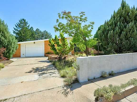 3rd image of 400 Sierra Dr SE