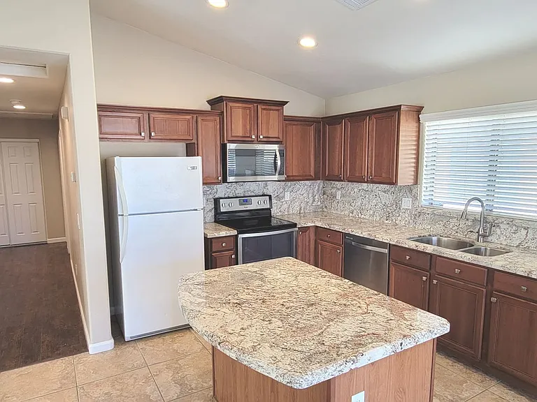 1814 W Desert Hills Dr — Photo 3