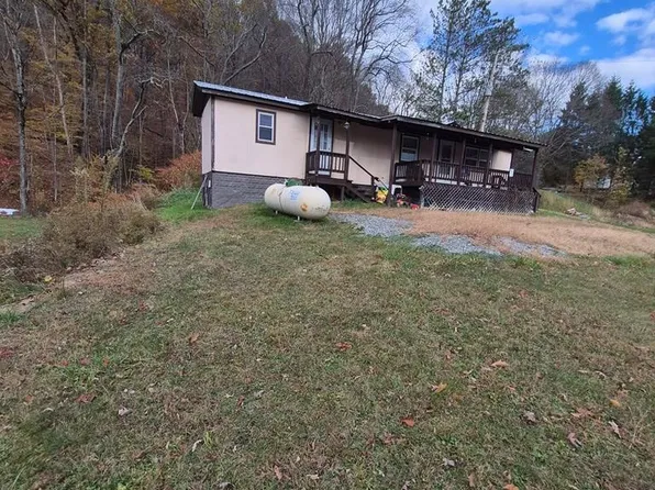 8501 Midland Trl, Charmco, WV 25958