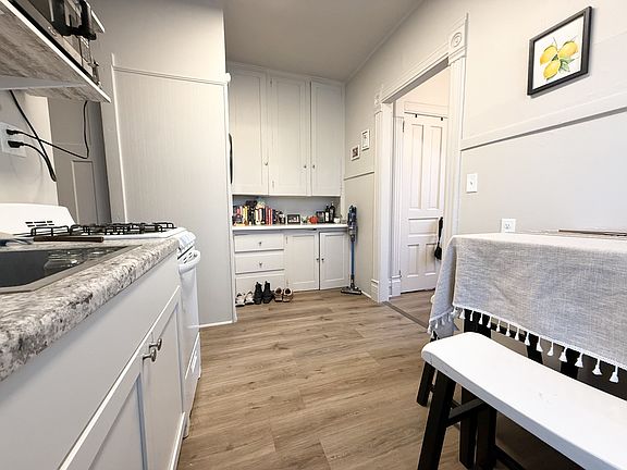 5th image of 221-223 N Pinckney St #221-2R