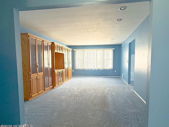 4th image of 42 Buttonwood Court