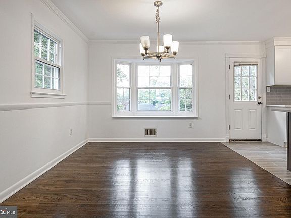 5th image of 4809 Camelot St