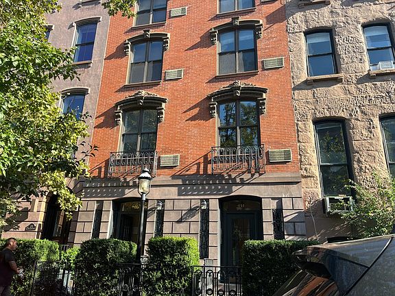 4th image of 451 W 22nd St
