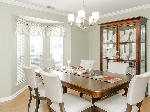 3rd image of 15 Sunningdale Cir