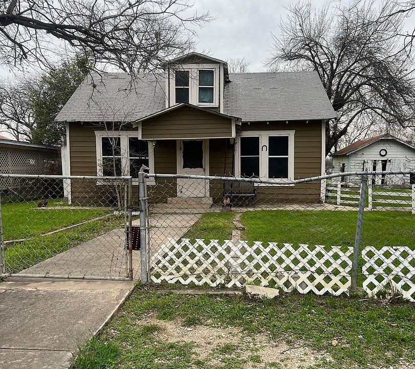 1st image of 827 MCCAULEY BLVD