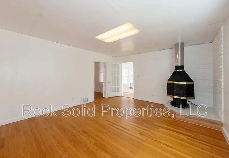 506 E 7th St #1 — Photo 9