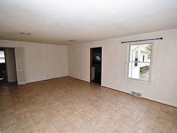 4th image of 2059 Wilshire Dr