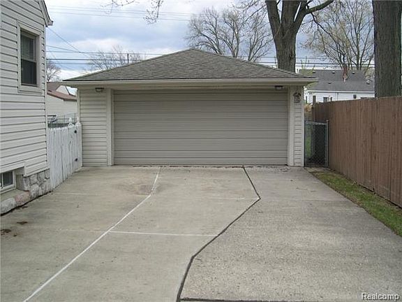 3rd image of 31311 Elmwood St