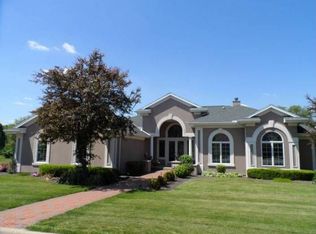 614 Country Club Ln, Pekin, IL 61554