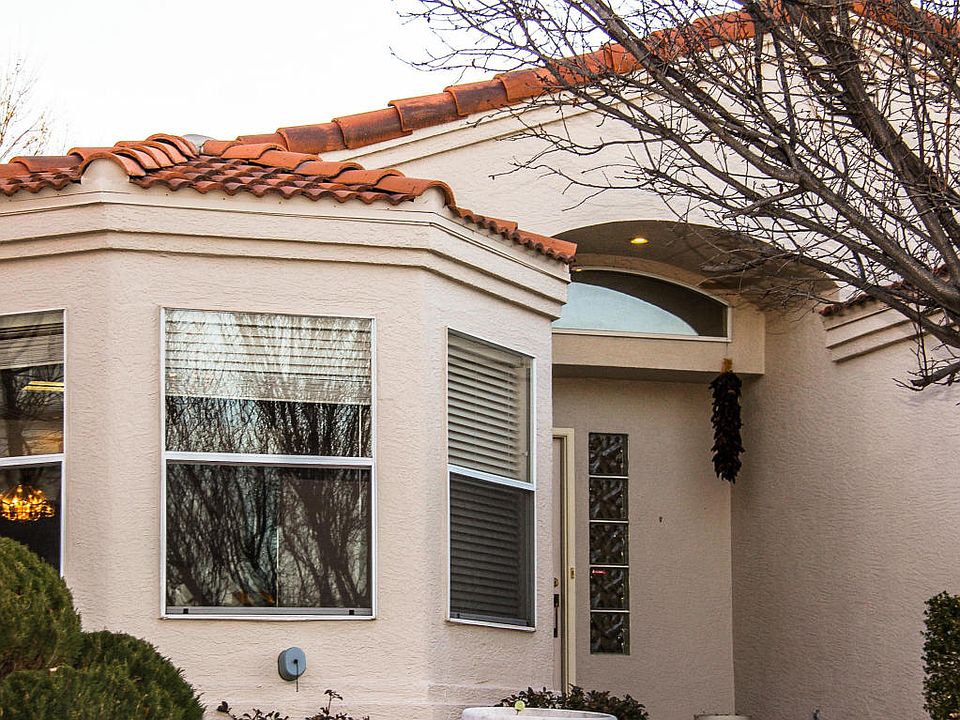 1st image of 828 Calle Coronado SE