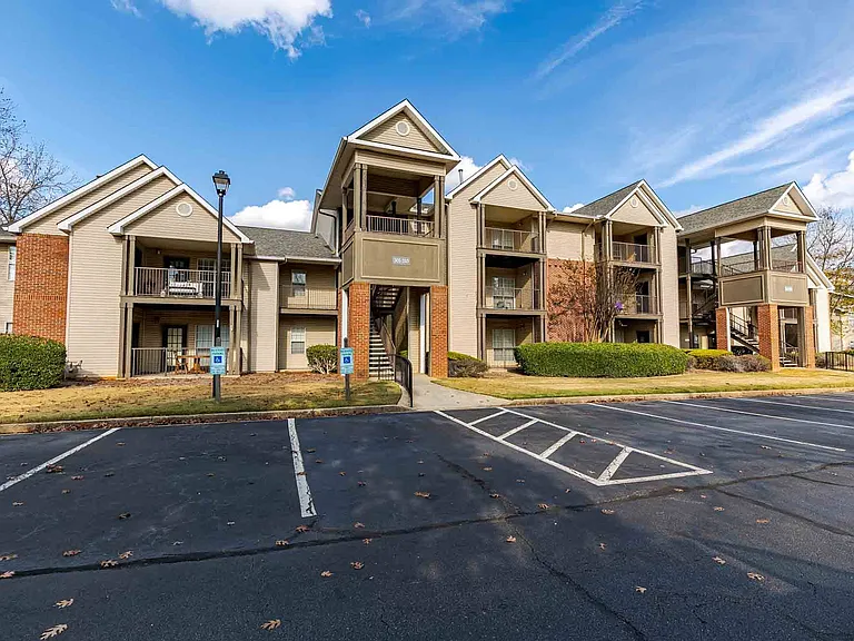 Huntington Chase Apartments — Photo 17
