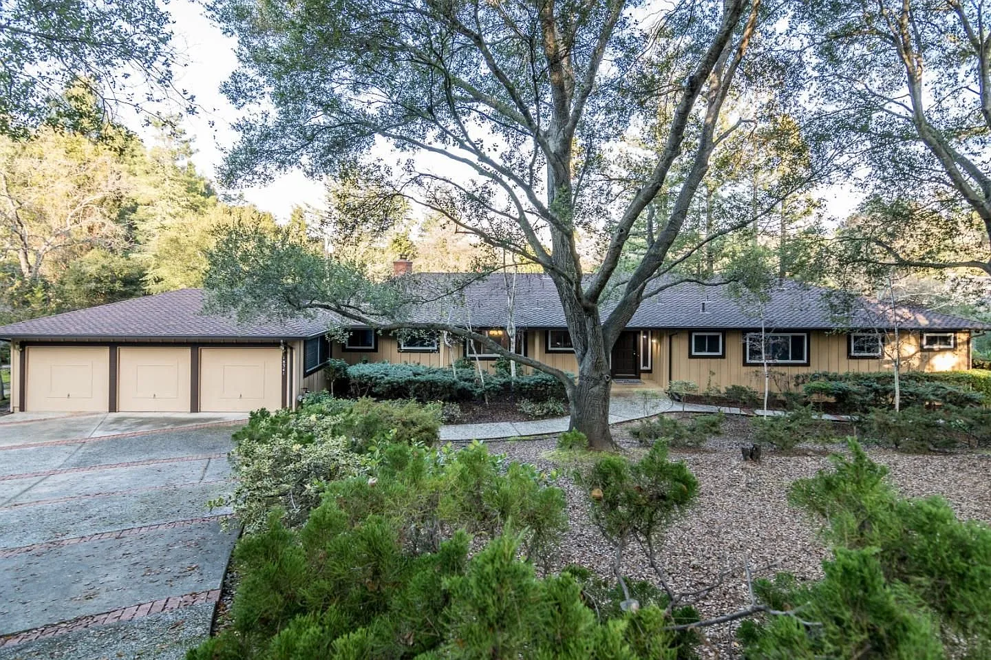 18341 Laurel Dr photo 1
