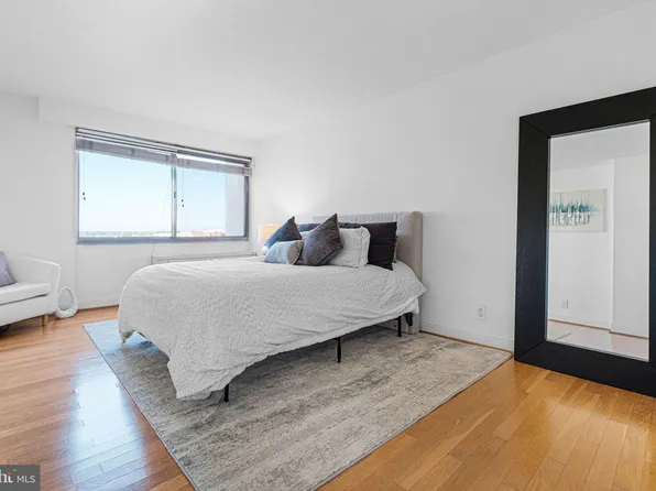 4515 Willard Ave APT 2216S, Chevy Chase, MD 20815