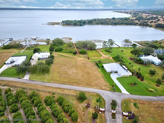 5th image of 131 S Bear Pointe Dr