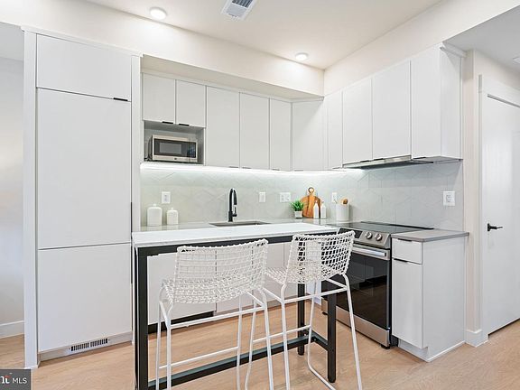 5th image of 733 8th St SE #303