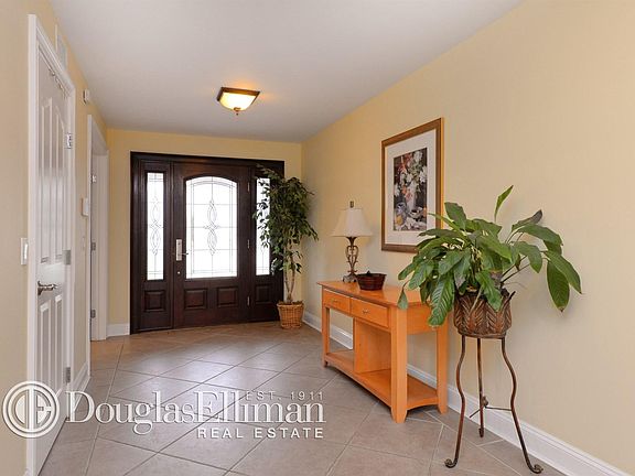 3rd image of 15 Edgemere Dr