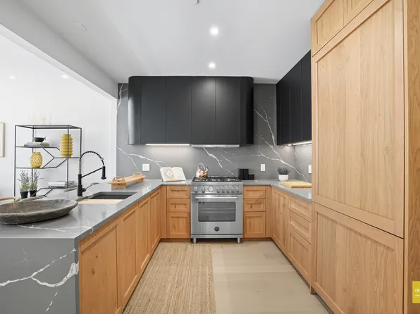 19 North Henry Street image 2 of 28