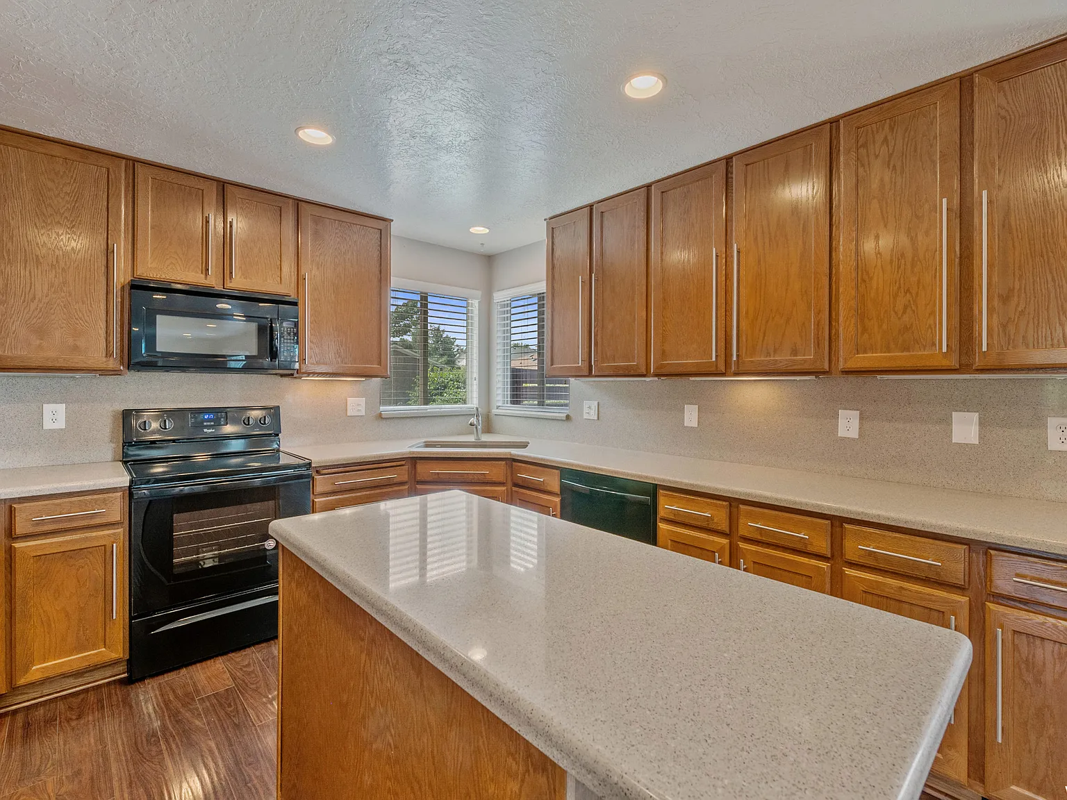 6 bed, 5.5 bath, 4414 sqft, $5,500 — Photo 3