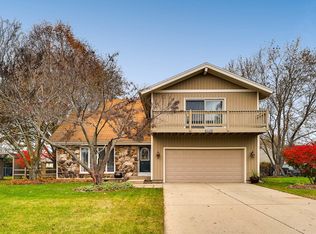 1030 Colony Dr, Crystal Lake, IL 60014