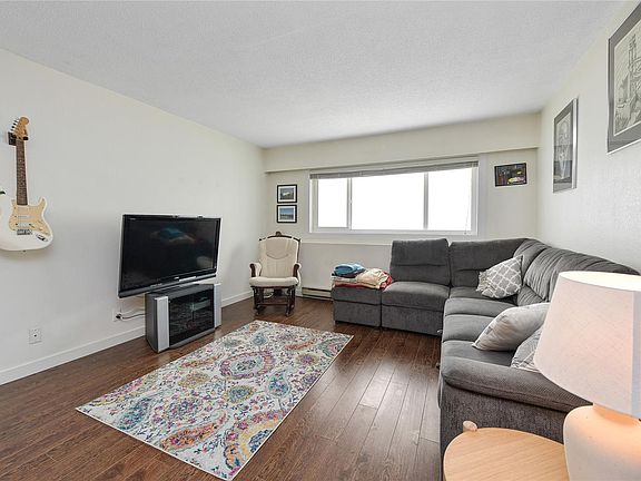 3rd image of 848 Esquimalt Rd #7