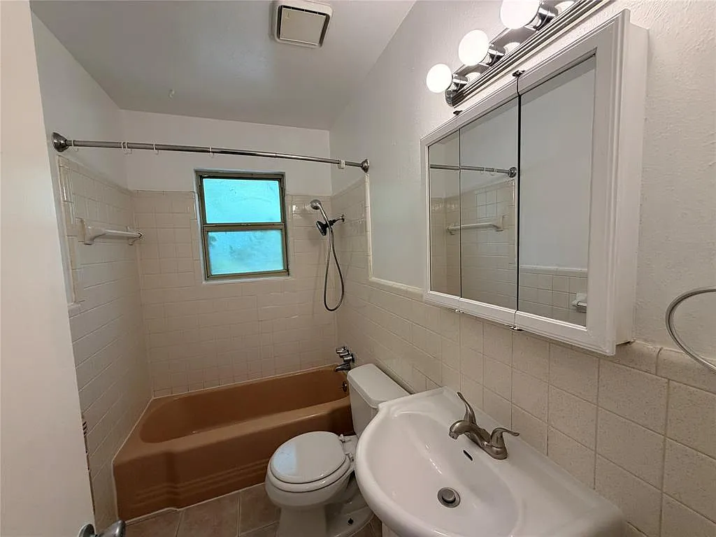 3 bed, 1.5 bath, 1012 sqft, $2,000 — Photo 4