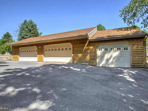 3rd image of 1175 S Meadow Ln